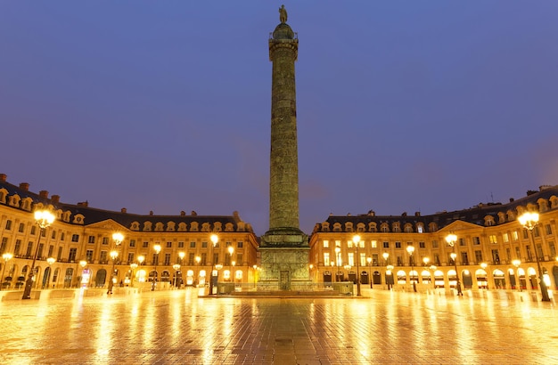 La columna Vendome la Place Vendome en la noche lluviosa París Francia