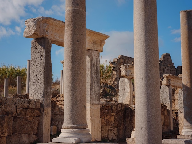 Foto columnas de ágora con una gran vista del cielo perge o perga antigua ciudad griega una vez capital de panfilia en antalya turquía en una cálida tarde de octubre