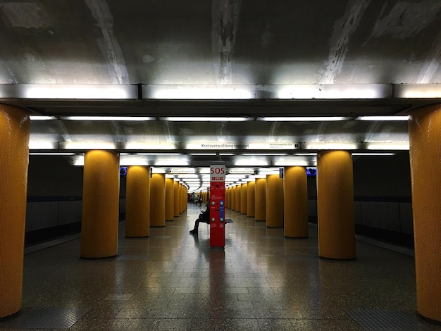 Foto columnas amarillas en el metro de berlín