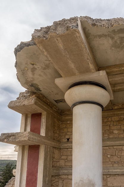 Columnas antiguas en el palacio de Knossos en la isla de Creta, Grecia