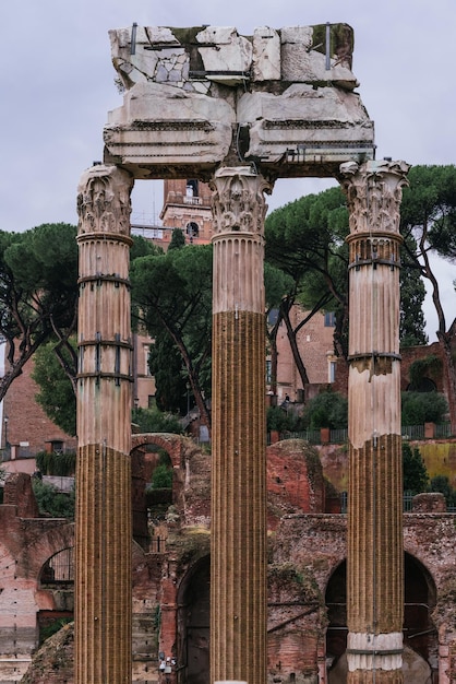 Foto columnas del antiguo templo en el distrito histórico de la ciudad
