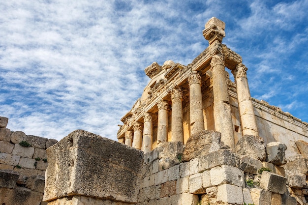 Columnas del antiguo templo romano de Baco con ruinas circundantes y cielo azul en el fondo Beqaa Valley Baalbeck Líbano