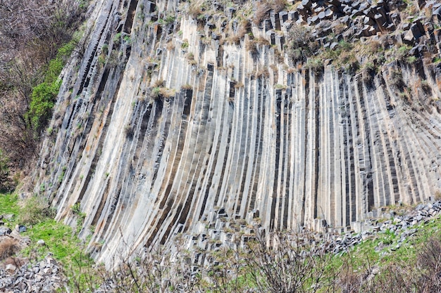 Columnas de basalto Sinfonía de piedras cerca de la orilla del río Azat cerca del pueblo Garni, Armenia