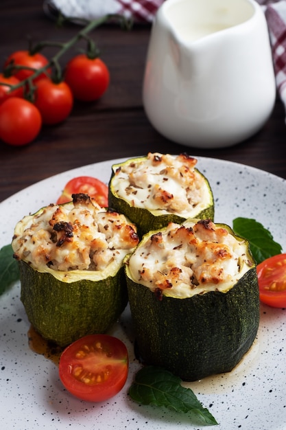 Columnas de calabacín relleno al horno con pollo y verduras picadas