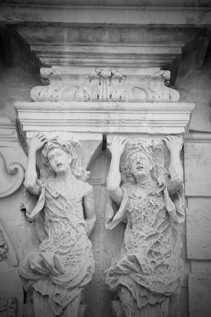 Columnas de Cariátides Basílica de la Santa Cruz en Lecce Italia