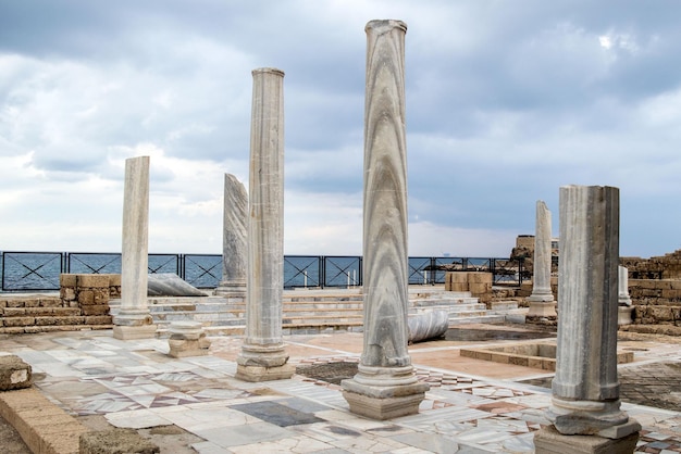 Foto las columnas en cesarea, israel