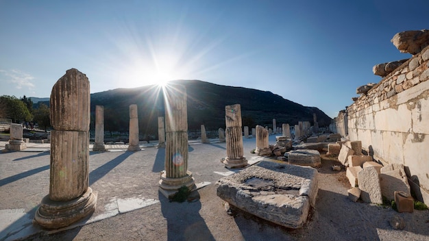 Columnas de la ciudad de Éfeso en los rayos del atardecer Éfeso está catalogado como UNESCO