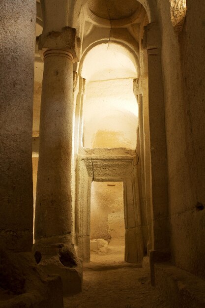 Foto columnas dentro de la iglesia cristiana muy antigua