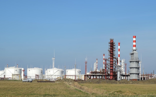 Columnas de destilación tuberías y otros equipos hornos refinería La refinería de petróleo Equipo para la refinación primaria de petróleo