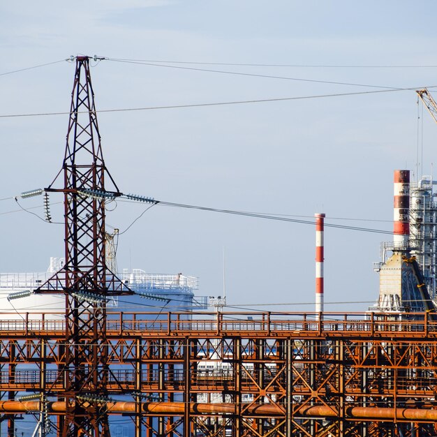 Foto columnas de destilación, tuberías y otros equipos, hornos de refinería