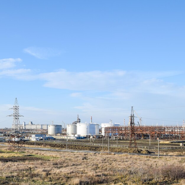 Foto columnas de destilación, tuberías y otros equipos, hornos de refinería