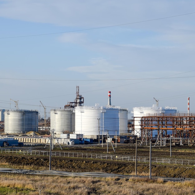 Foto columnas de destilación, tuberías y otros equipos, hornos de refinería