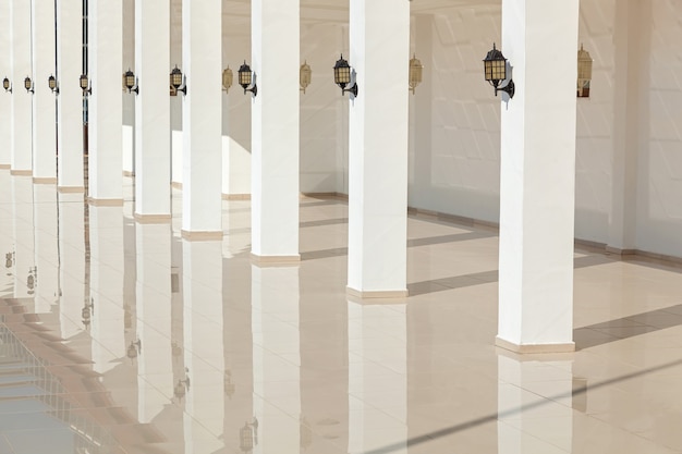 Foto las columnas del edificio se reflejan en un piso liso