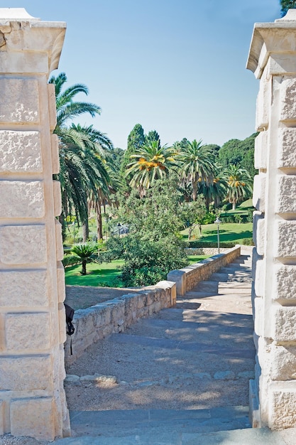 Columnas de entrada al parque de Monserrato