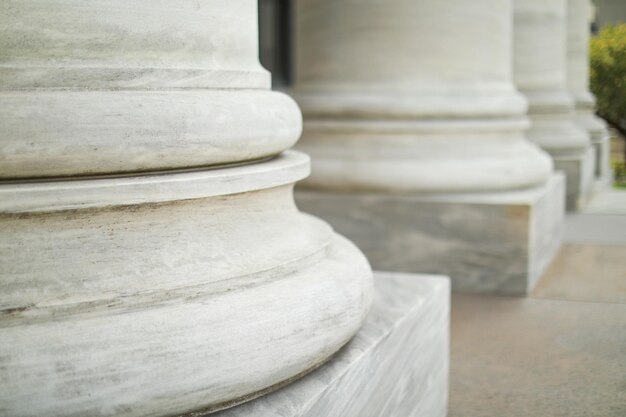 Columnas griegas un símbolo de la arquitectura clásica, la fuerza atemporal y el patrimonio cultural.