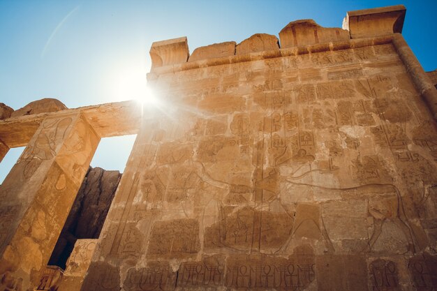 Columnas con jeroglíficos en el templo de Karnak en Luxor, Egipto. viaje.