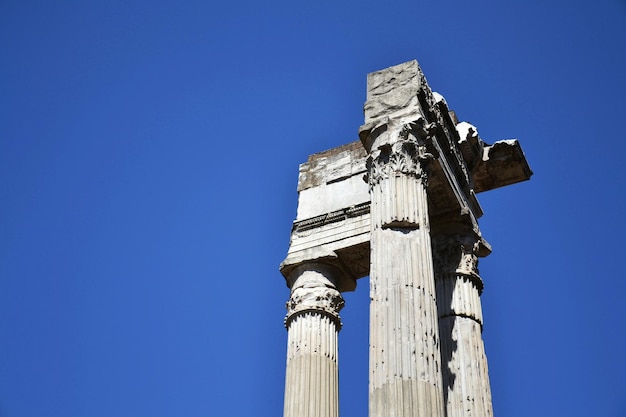 Columnas jónicas del Templo de Saturno en el Foro Romano Roma Italia cielo azul claro día soleado