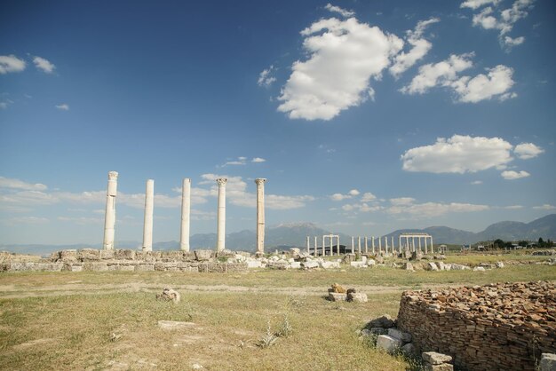 Columnas en Laodicea en la ciudad antigua de Lycus en Denizli Turkiye