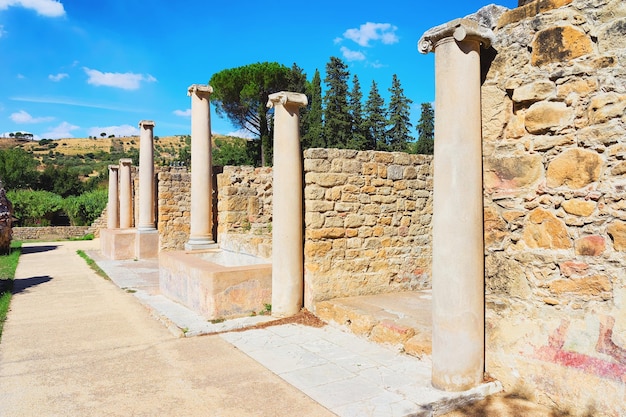 Columnas y otras antiguas ruinas romanas en Villa Romana del Casale en Piazza Armerina, Sicilia, Italia