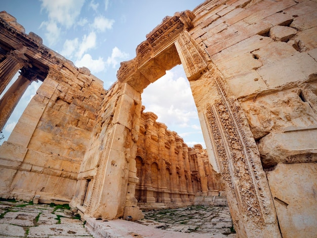 Columnas de piedra antiguas del templo de Baco en Baalbek, Líbano. Antiguo hito de las ruinas romanas de Baalbek. Sitio de viajes turísticos de Líbano.