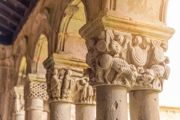 Columnas de piedra ornamentales en la iglesia católica antigua