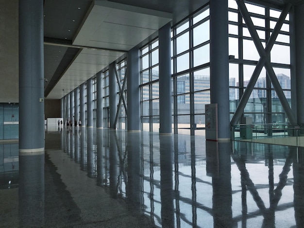 Columnas que se reflejan en el suelo en el Centro Nacional de Convenciones de China