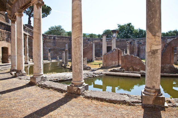 Columnas romanas en Villa Adriana, Tivoli, Italia