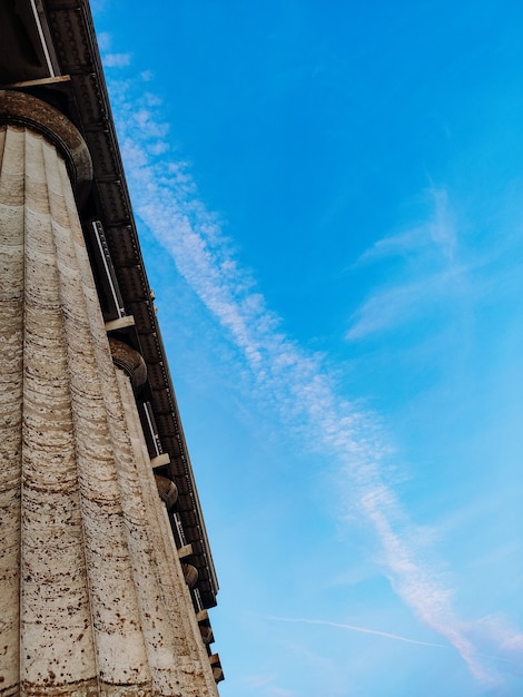 Columnas sobre fondo de cielo azul. Foto vertical