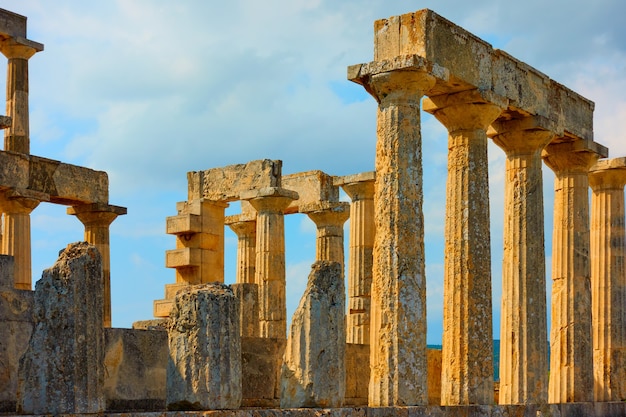 Columnas del templo de Aphaea, símbolo de la isla de Egina en Grecia