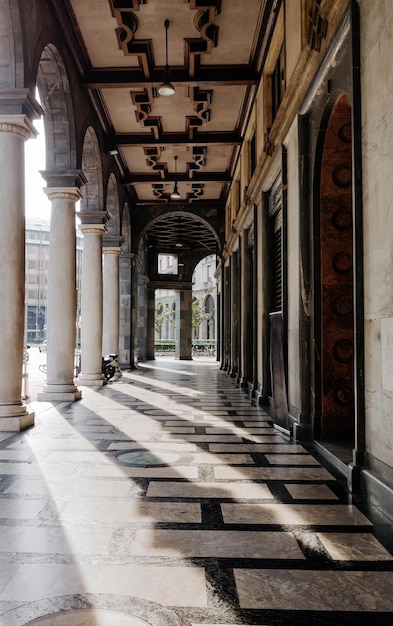 Columnas del templo de la ciudad italiana en los rayos del sol