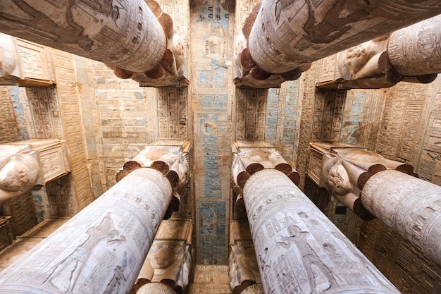 Columnas en el templo de Denderah Qena Egipto