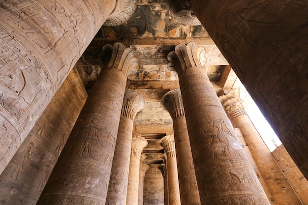 Columnas en el templo de Edfu Edfu Egipto