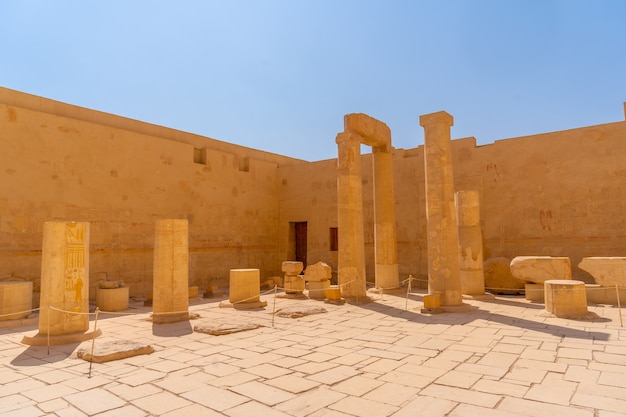 Columnas del templo mortuorio de Hatshepsut en Luxor. Egipto