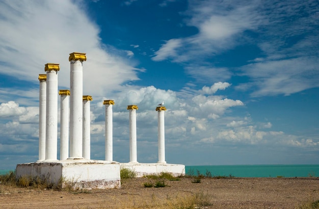 Foto columnata blanca en la ciudad de priozersk kazajistán por el lago balkhash