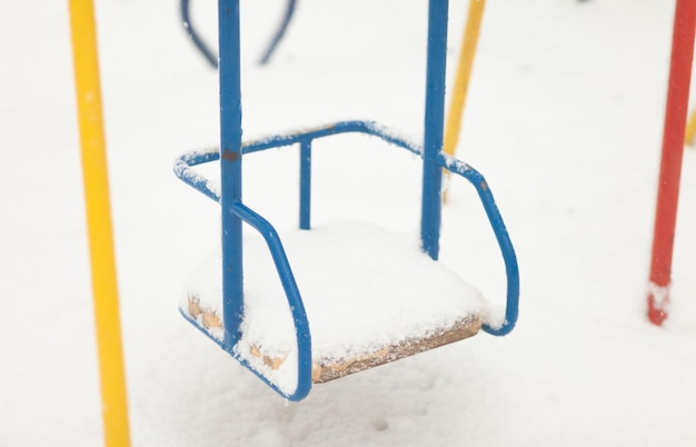 Columpiarse en la nieve Parque infantil en invierno