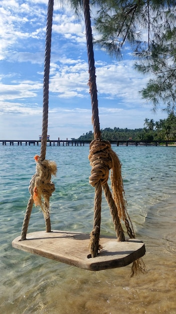 columpiarse en la playa