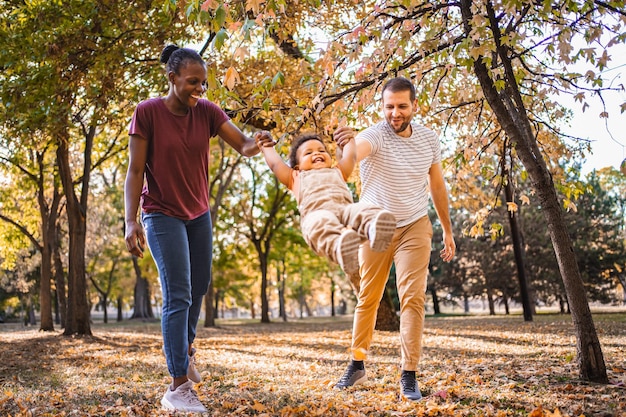 Foto un columpio alegre entre los padres en el parque