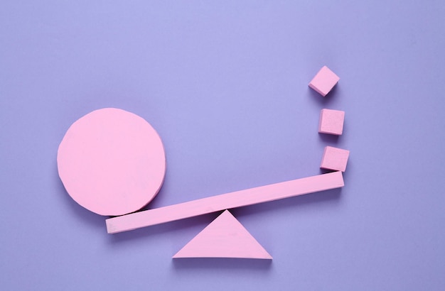 Columpio de equilibrio con cubo y círculo sobre fondo rosa Minimalismo Formas geométricas Diseño creativo