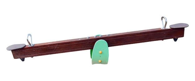 Un columpio de madera con asientos grises en cada extremo y una base verde en un lado El columpio está aislado