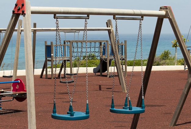 Columpio para niños en el fondo del mar.