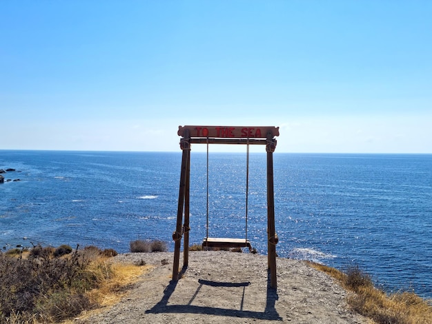 Un columpio solitario en la costa del mar