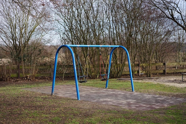 El columpio vacío en el parque