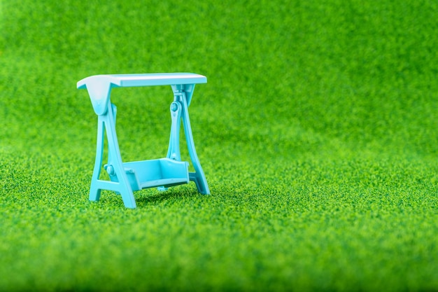 Columpios azules puestos en la hierba verde en el parque o jardín