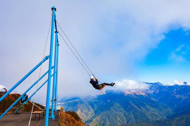 Foto columpios por encima de las nubes rosa peak sochi