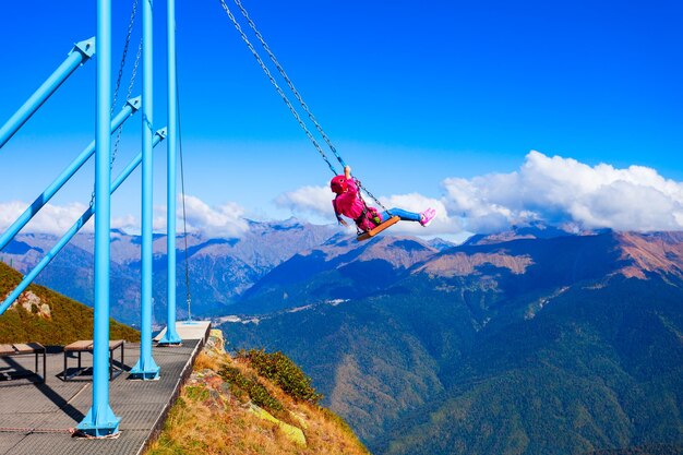 Foto columpios por encima de las nubes rosa peak sochi