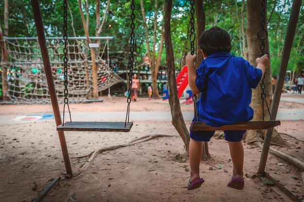 Columpios de niños en el parque