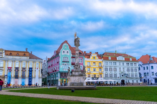 Foto coluna da santa trindade e catedral católica romana na praça da união, na cidade romena de timisoara