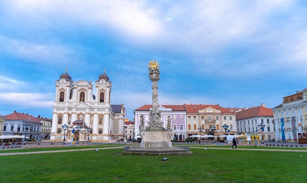 Foto coluna da santa trindade e catedral católica romana na praça da união, na cidade romena de timisoara