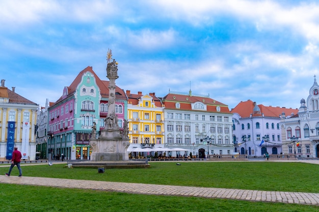 Foto coluna da santa trindade e catedral católica romana na praça da união, na cidade romena de timisoara