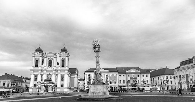 Foto coluna da santa trindade e catedral católica romana na praça da união, na cidade romena de timisoara